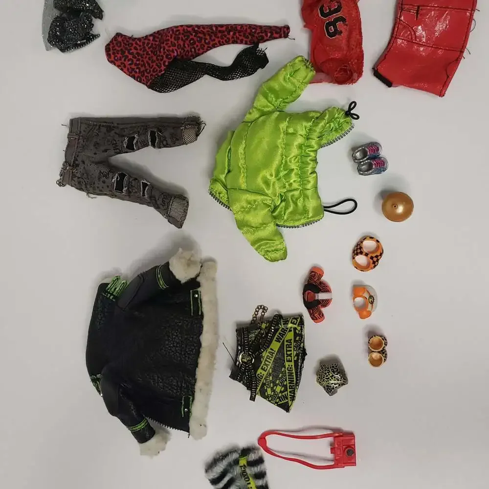 Rainbow High‎ Series 2 Karma Nichols Doll Clothes Lot